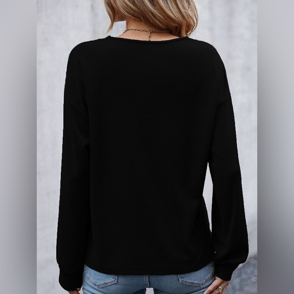 Effortlessly Stylish Decorative Button Top - Picture 3 of 4